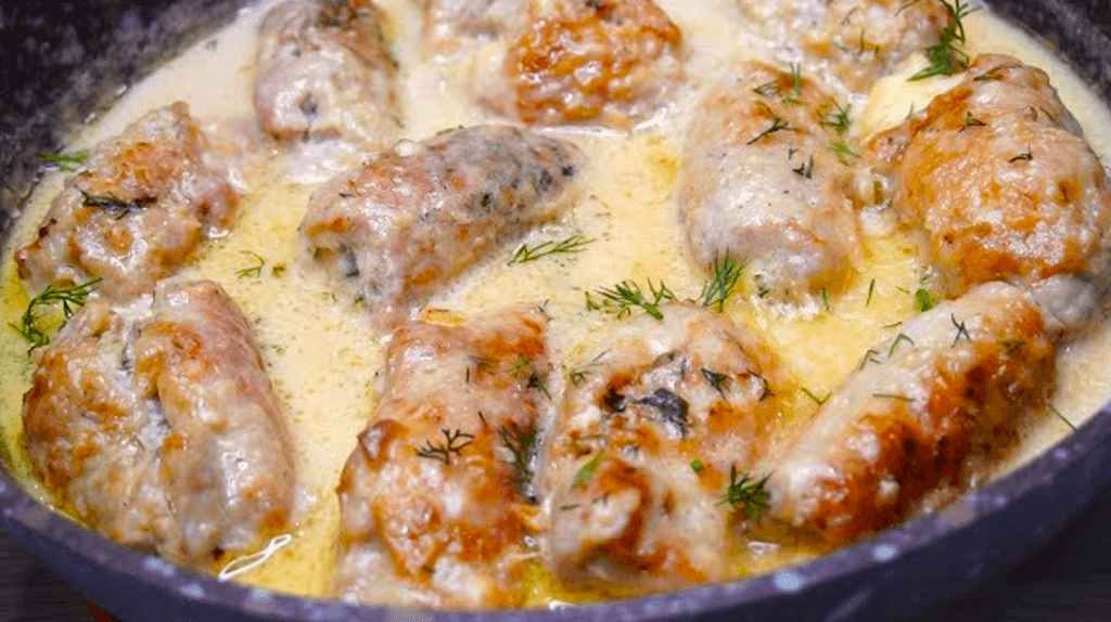 Гаряче до святкового Великоднього столу, яке не залишить байдужим нікого! М’ясні рулети в сметанно-часниковому соусі!