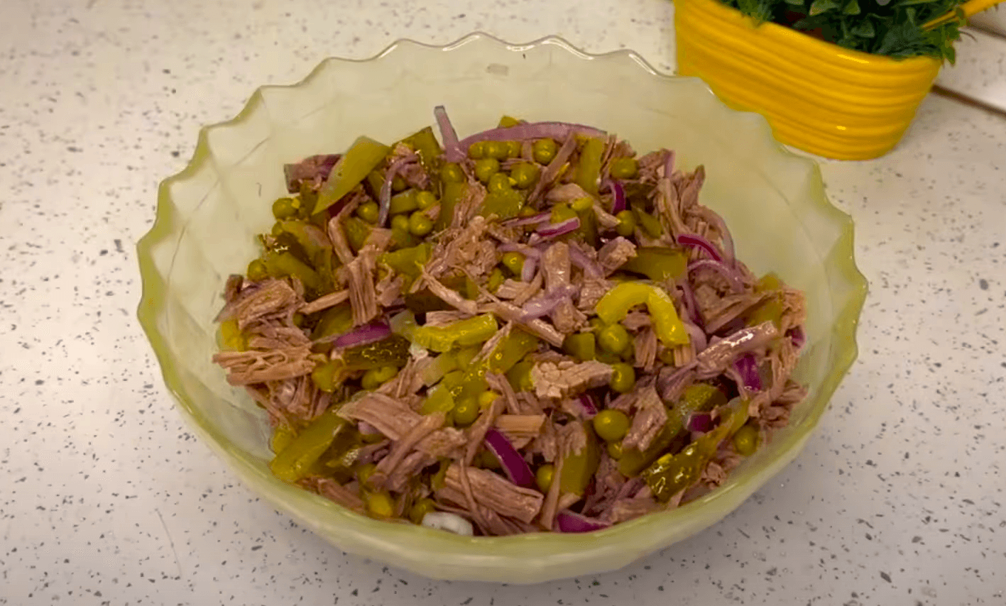 Смачний салат з незвичайною заправкою! На кожен день чи до святкового столу. Доступні інгредієнти