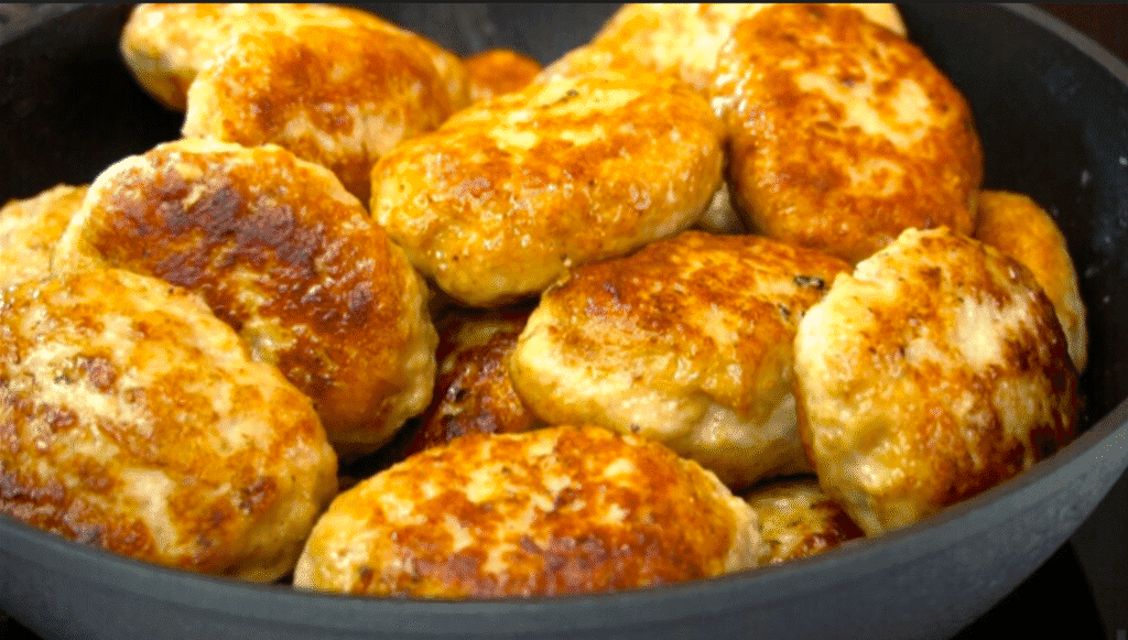 Знайшла рецепт “Надзвичайно Смачних Котлет”: секрет у пропорціях. Чоловік просить тепер готувати тільки так