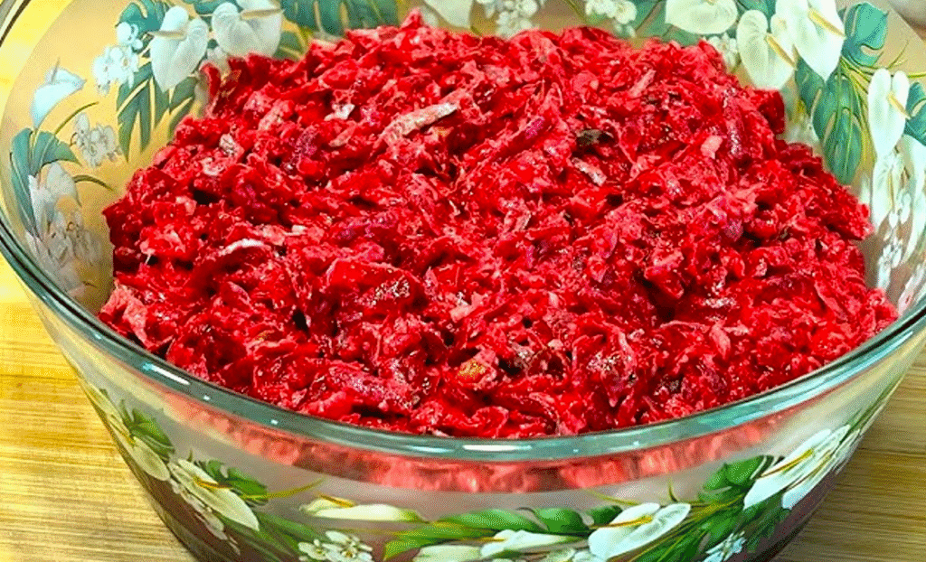 Пікантний салат із буряка за 5 хвилин – несподіваний смак “На мільйон” із простих продуктів!