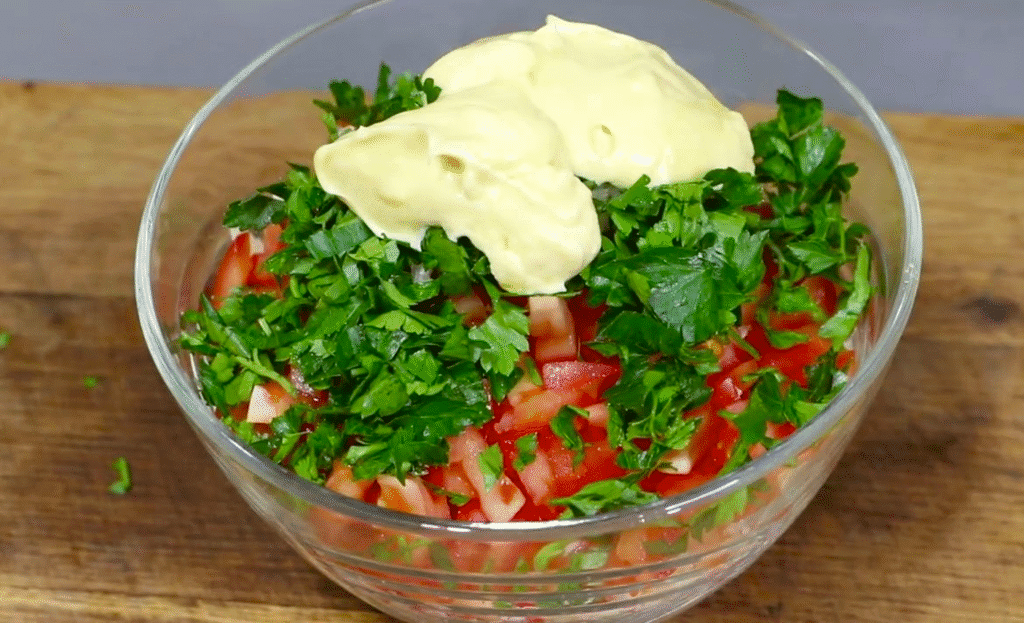 Салат “Крабик”- дуже смачний та легкий у приготуванні! Свекруха поділилась рецептом