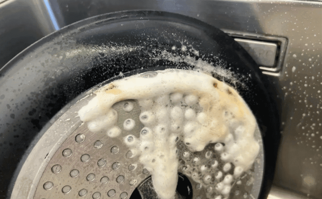 Як очистити сковороду від нагару до блиску – простий спосіб навіть для старого посуду!