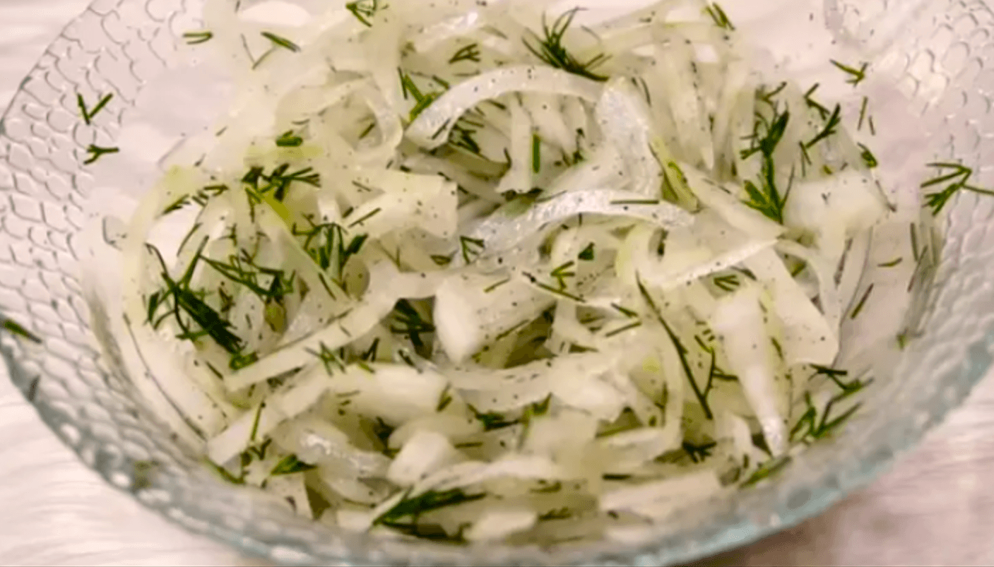 Як приготувати мариновану цибулю смачно. Рецепт “Трихвилинка” і до риби, і до м’яса, і просто