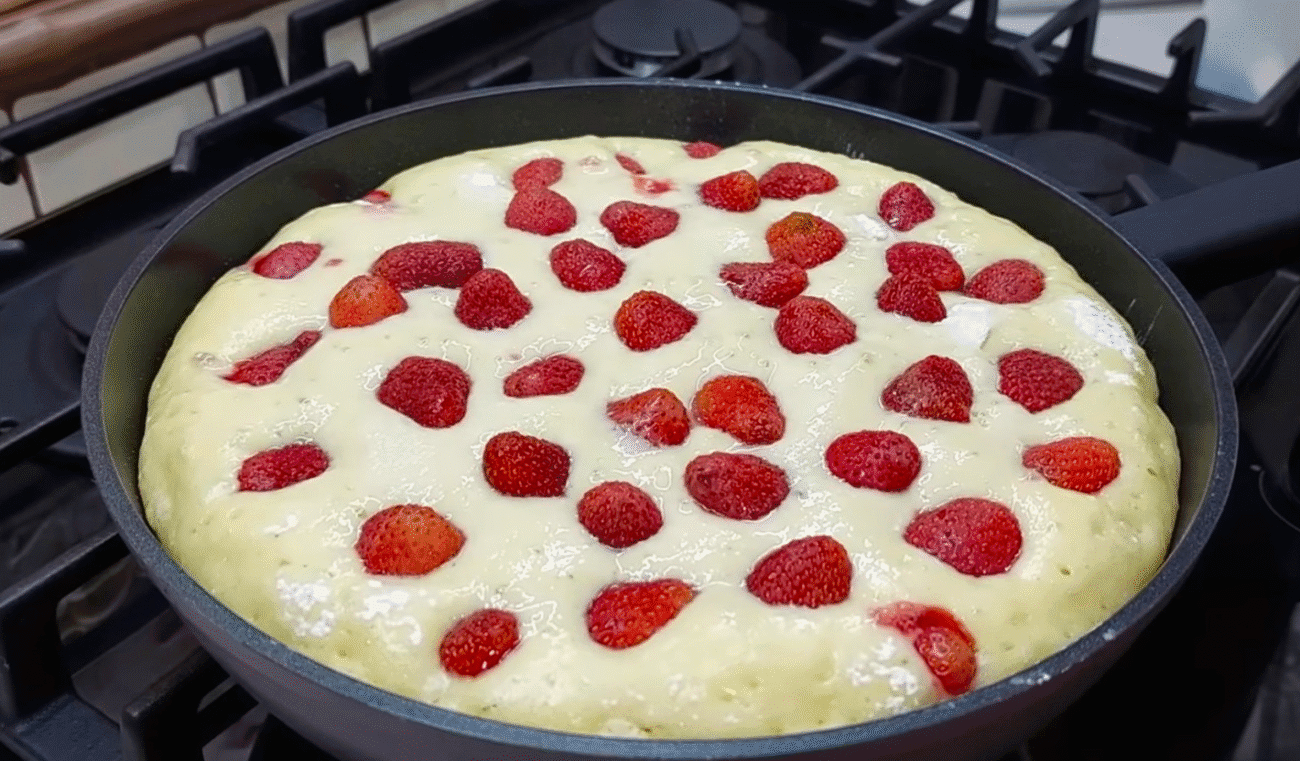 Полуничний пиріг на сковороді! Перевірений рецепт Прабабусі з покоління в покоління!