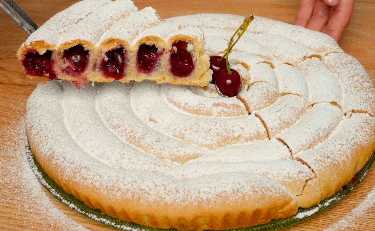 Пиріг "Равликова хатка" з вишнею! Крихке пісочне тісто та соковита вишня у начинці!