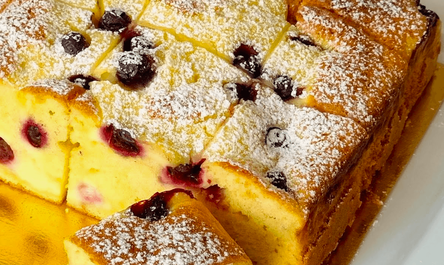 Ви будете готувати його знову і знову. Пиріг з ягодами та сметанною заливкою