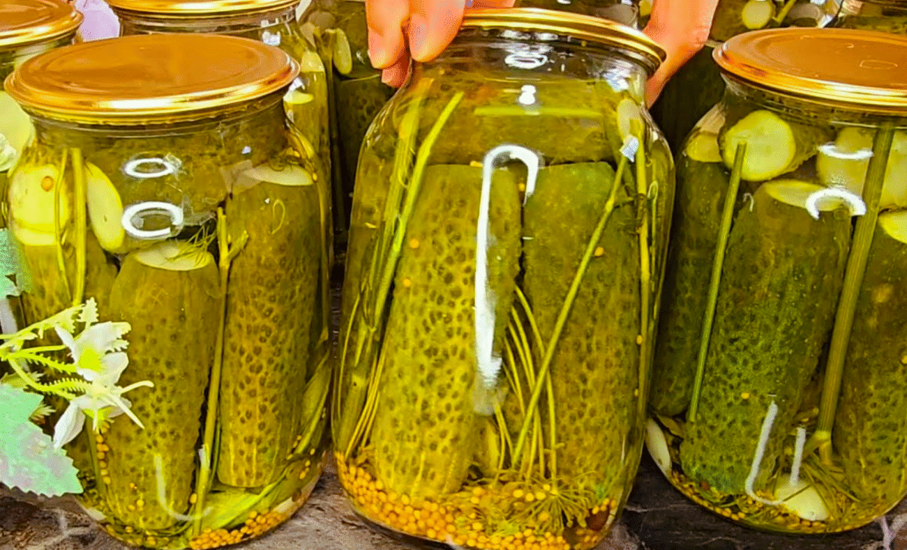 Просто Заливаю окропом. Закриваю по 50 банок і мало! Взимку огірки не купую! Хрусткі Огірки