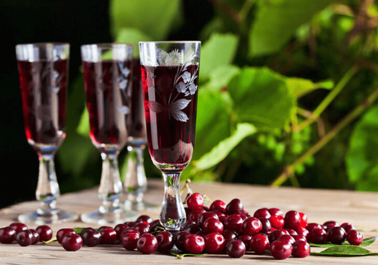 "Справжній смак літа в кожному ковтку": як приготувати домашній вишняк, щоб смакував, як у бабусі