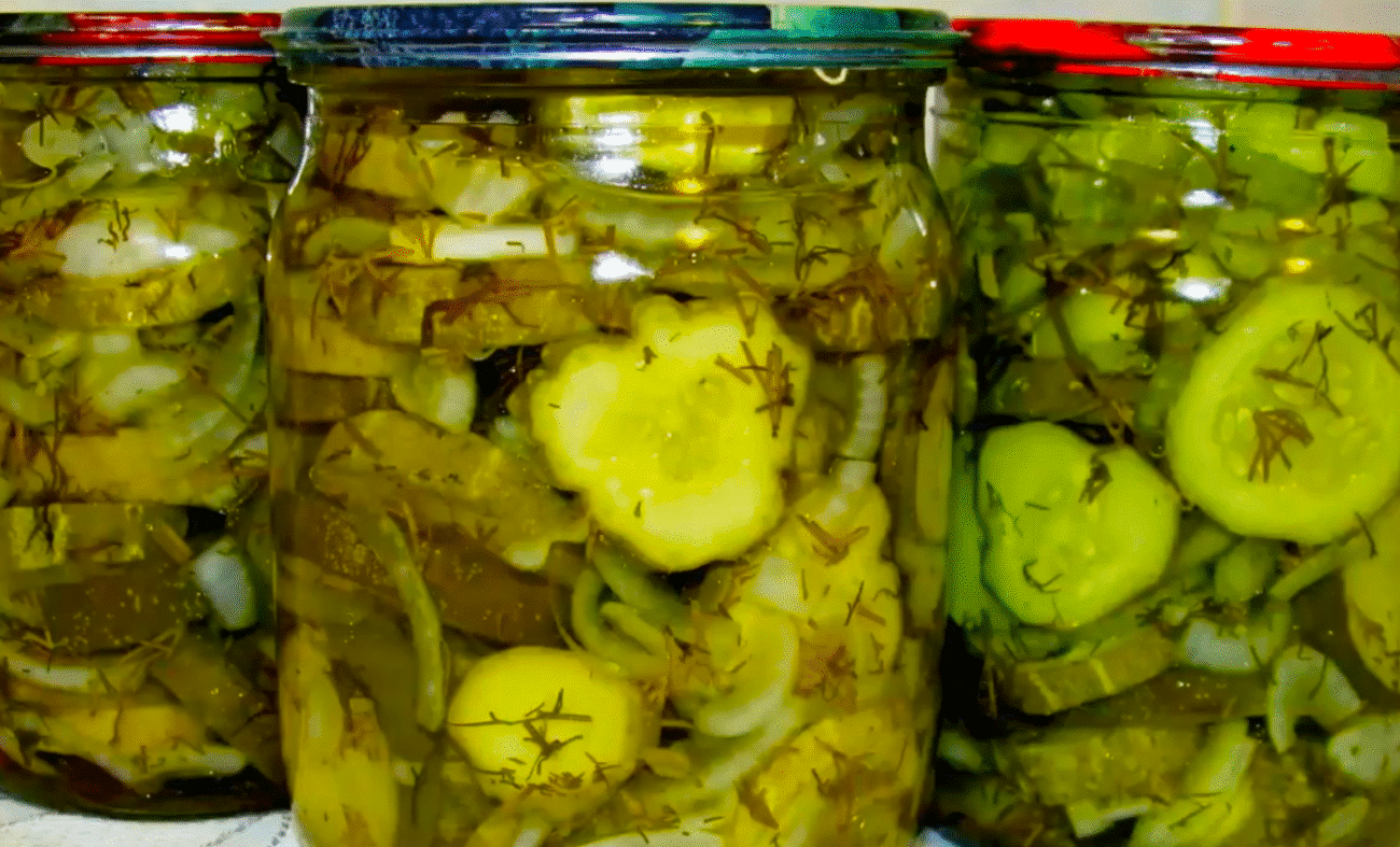 Салат з огірків на зиму. За особливим рецептом сусідки Оленки, його завжди мало!