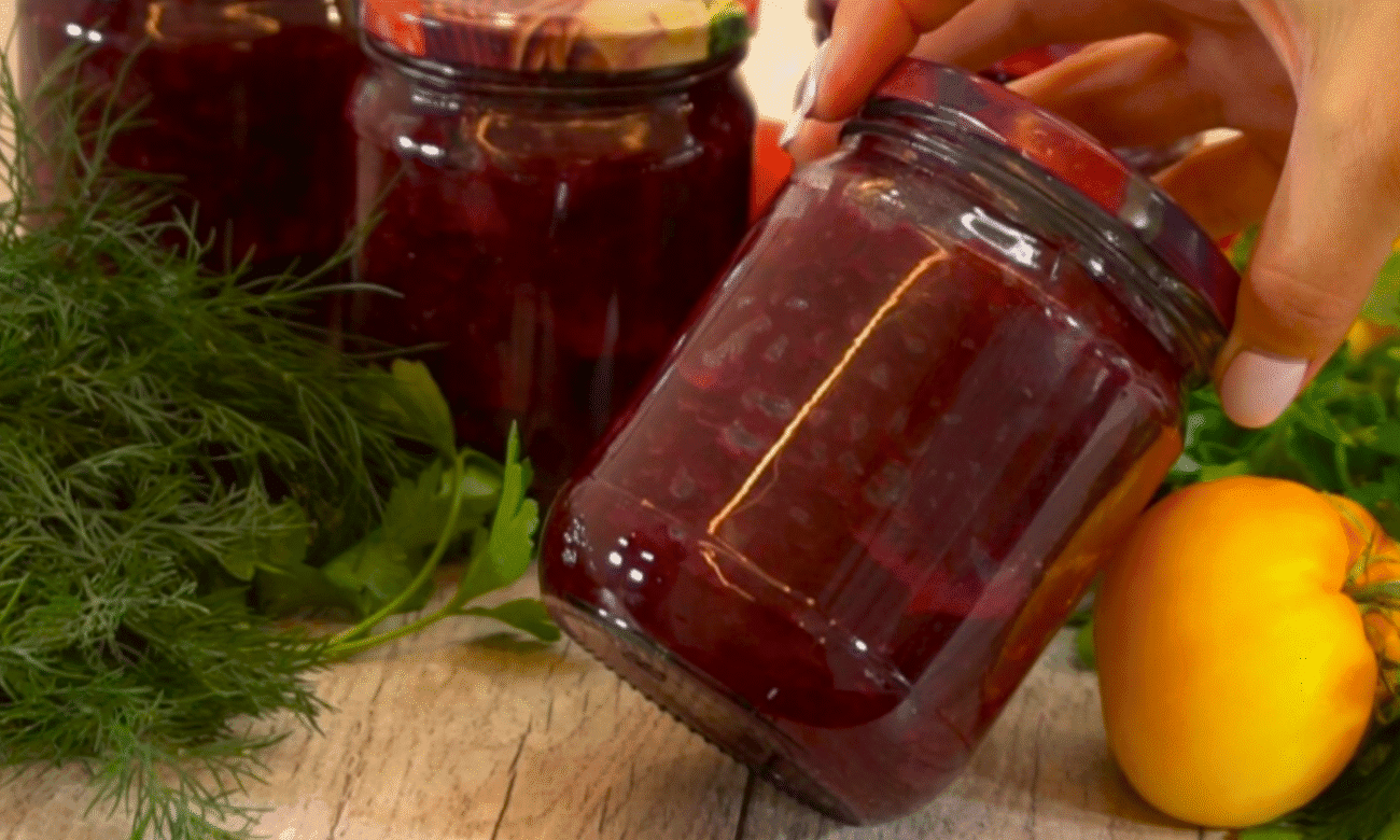 Борщ на зиму: нічого обсмажувати окремо не потрібно, зберігається у шафі (з'їдаємо по 50 банок за зиму)