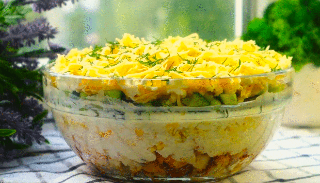 Салат "Інтрига"! Секрет у хрумкому шарі! Простий, але смак незабутній