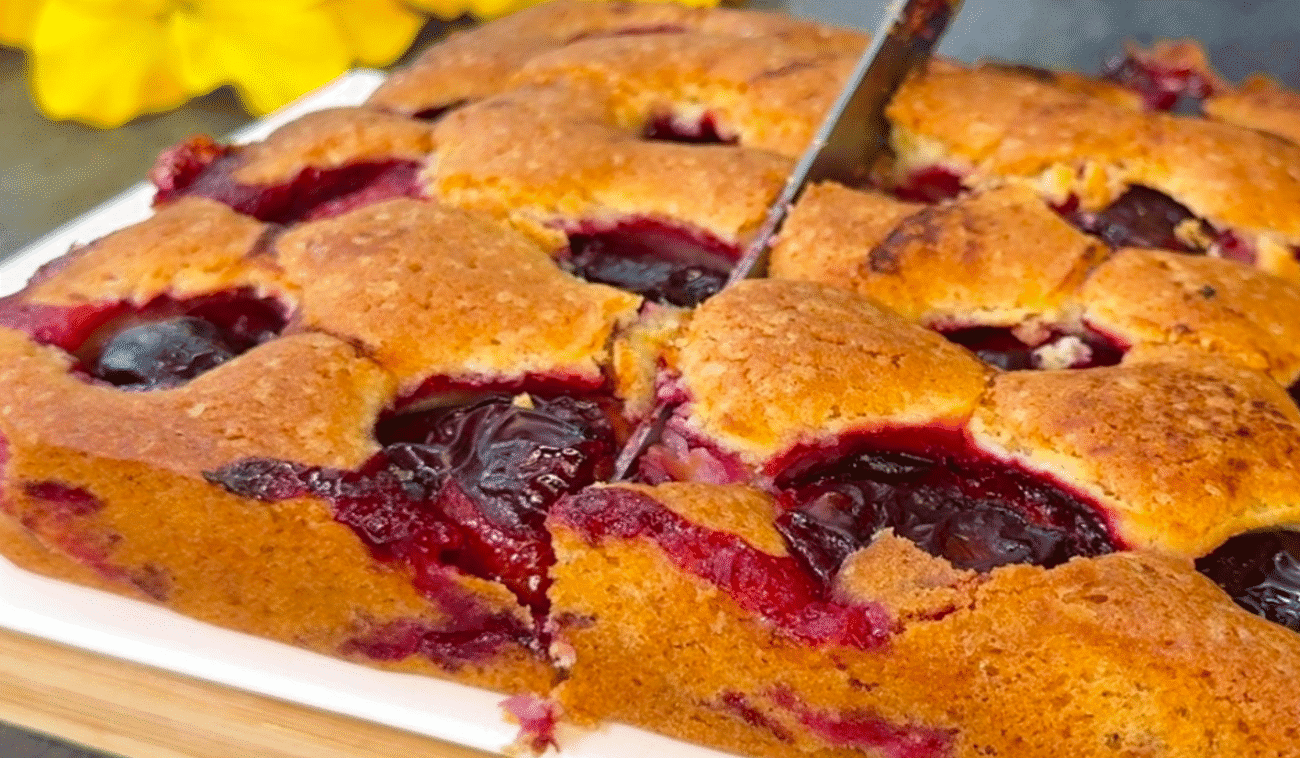 Сливовий пиріг, який тане у роті! Найкращий рецепт за 10 хвилин! Ходовий і зручний, а головне всім доступний