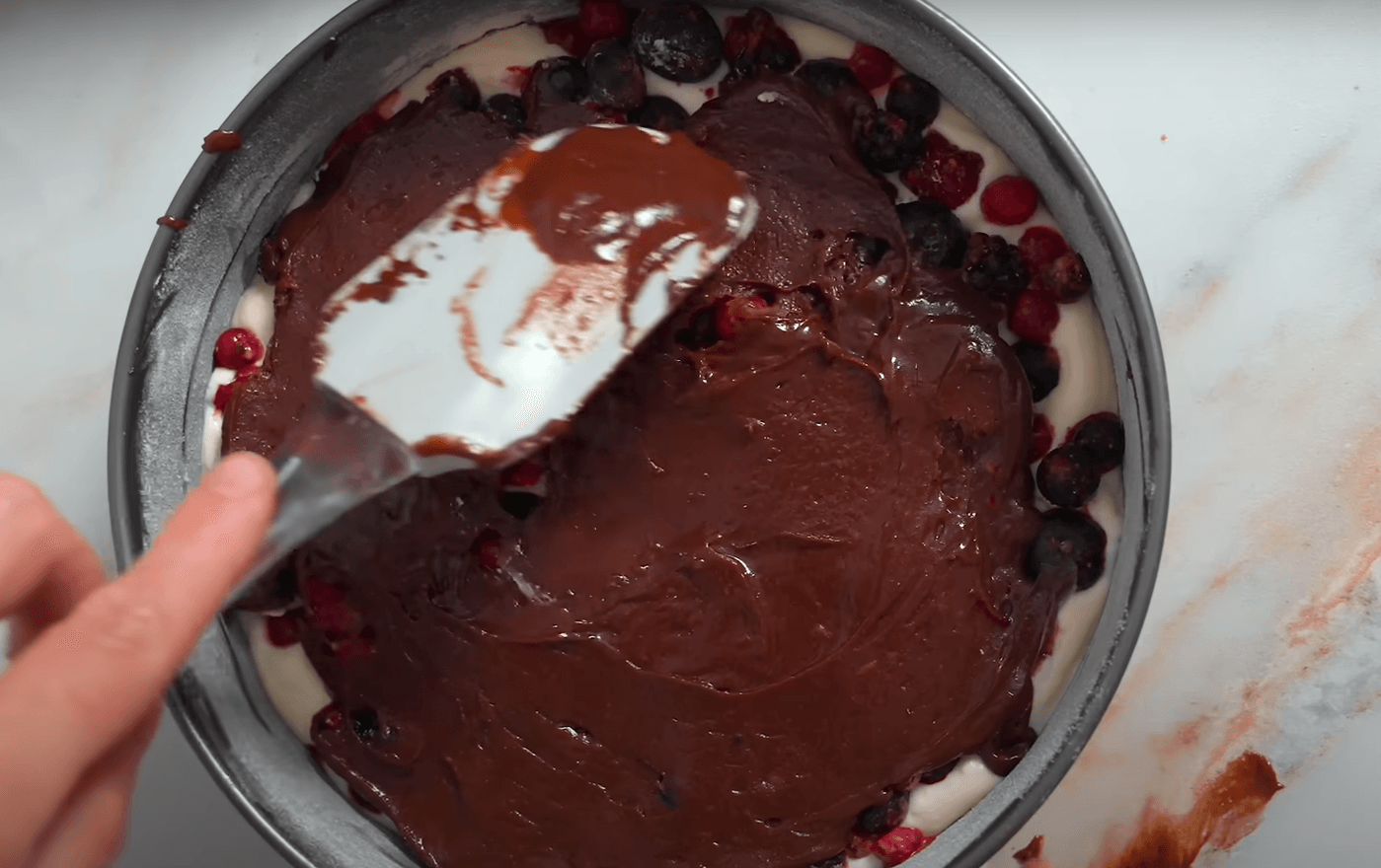 шоколадний пиріг з сирною начинкою і ягодами