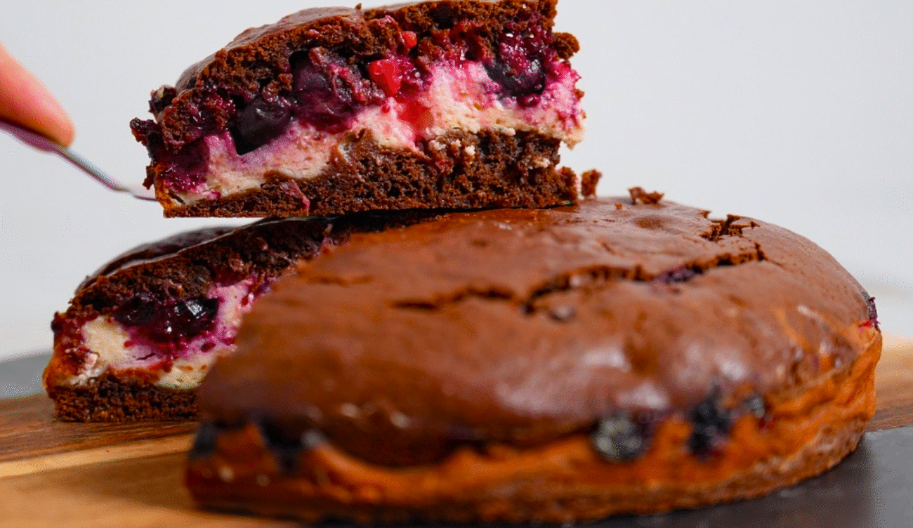 Пиріг, як торт, а готується у 100 разів простіше! Шоколадний пиріг з сиром та ягодами, співробітниця дала рецепт