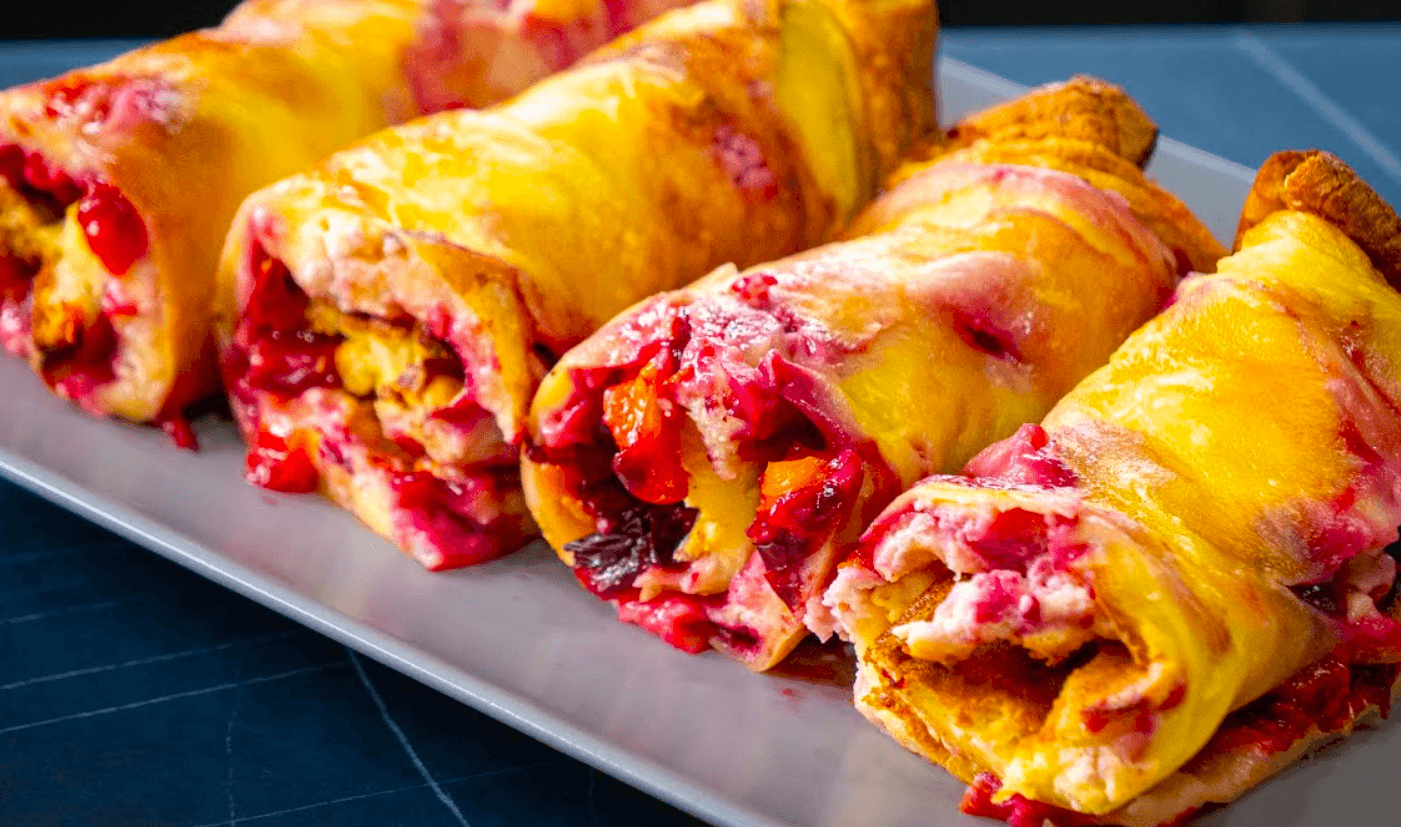 Млинець у духовці: одразу 3 смачні варіанти: зі сливами, з куркою та грибами, зі шпинатом і бринзою