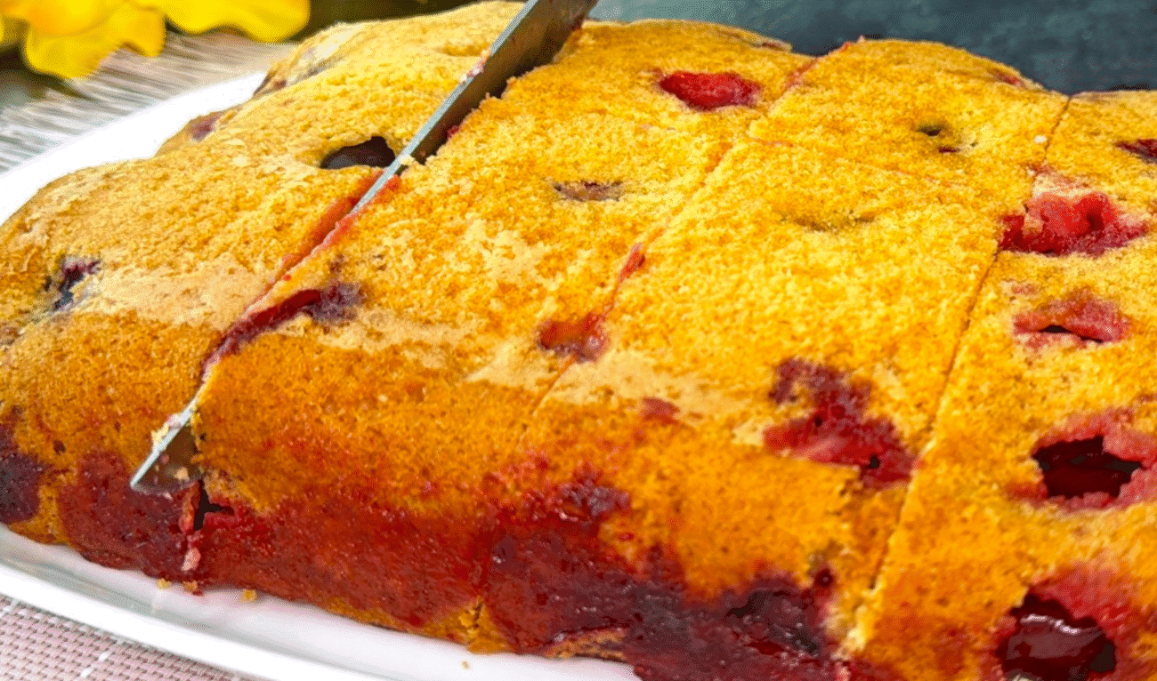 Сливовий пиріг "Перевернутий", тане у роті! Рецепт за 15 хвилин, перевірений поколіннями
