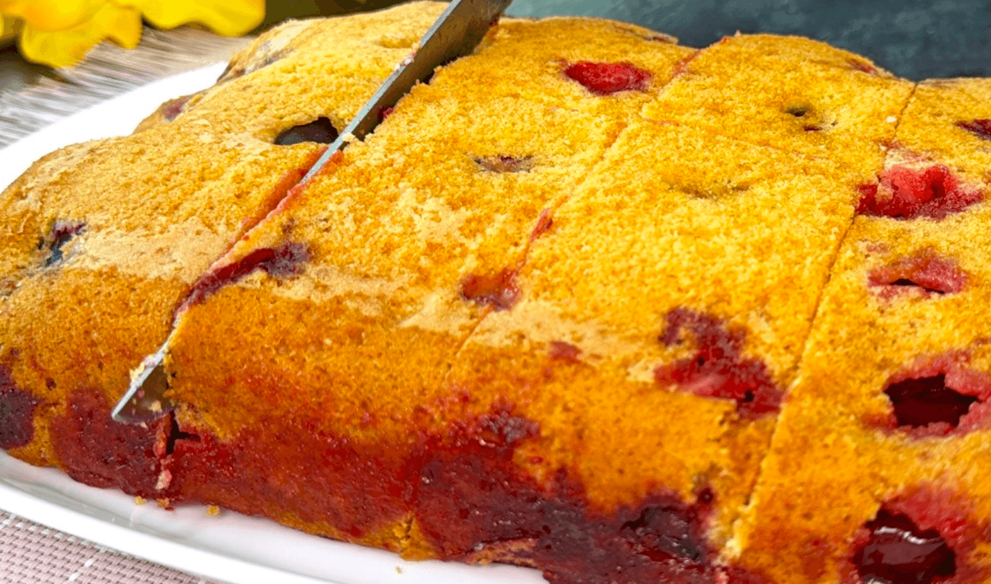 Сливовий пиріг "Перевернутий", тане у роті! Рецепт за 15 хвилин, перевірений поколіннями