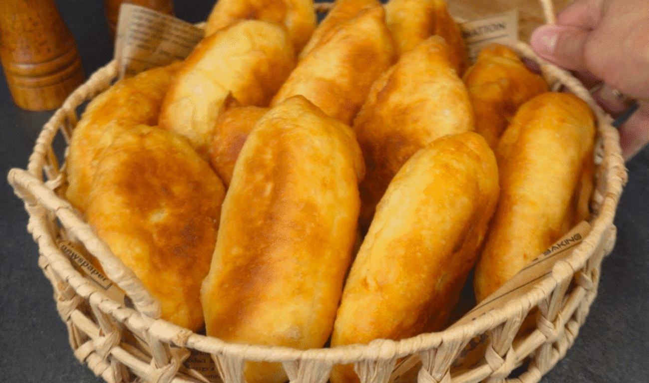 Бабусині пиріжки та смак дитинства! Секретний рецепт тіста, яке не вбирає олію!