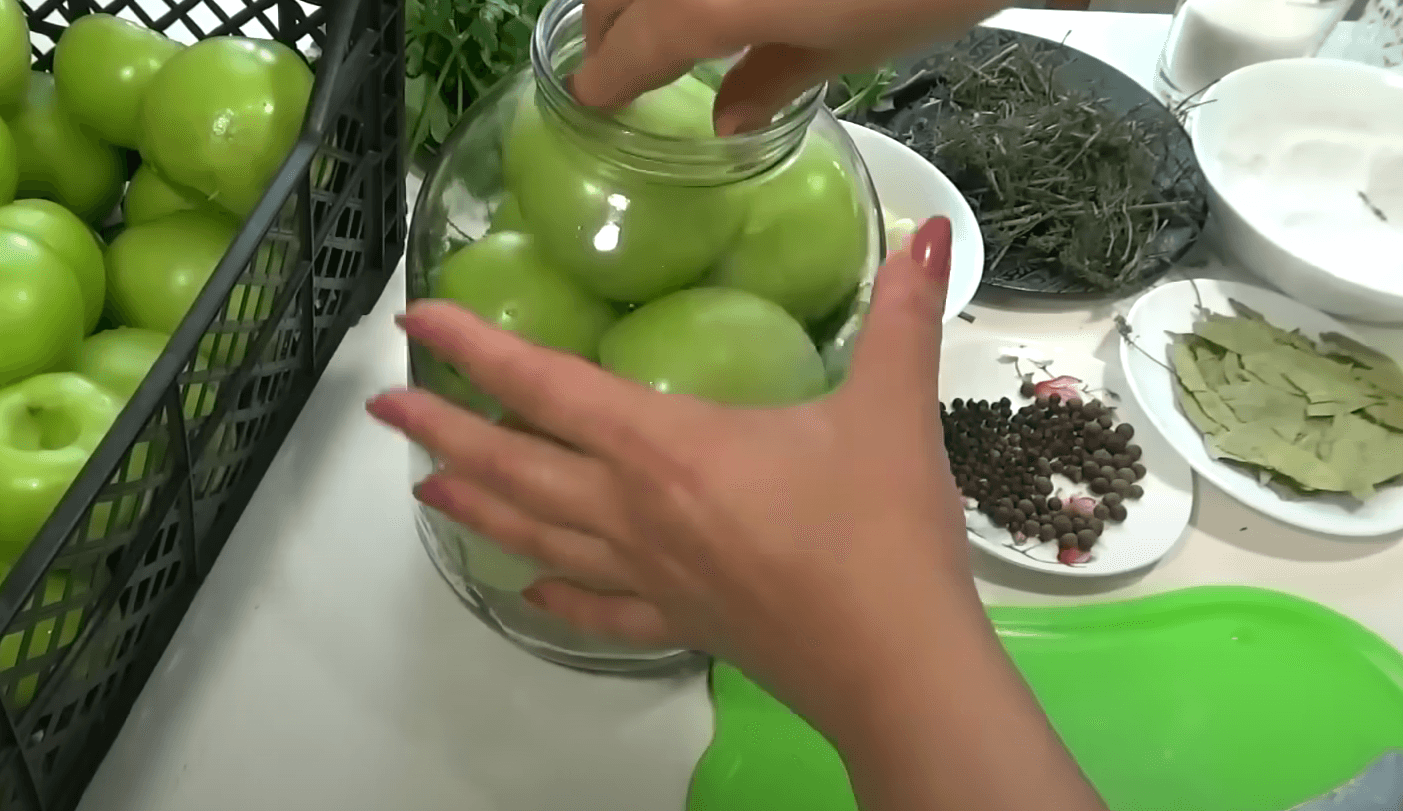 мариновані зелені помідори