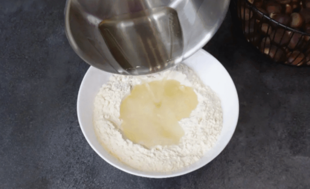 Заливаю борошно окропом і на деко, смакота неймовірна! Завжди так роблю і вам раджу