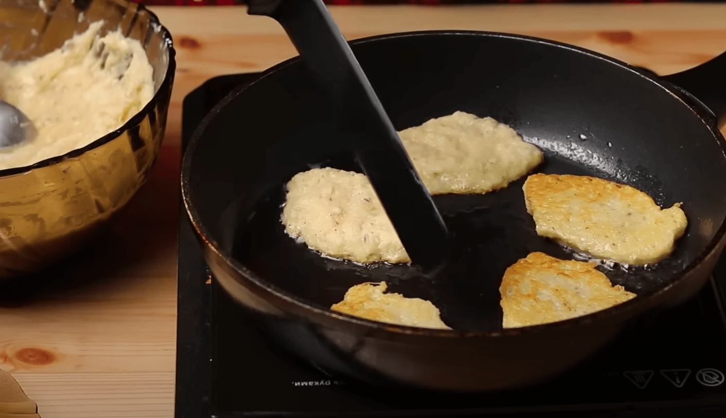 деруни у вершково-грибному соусі