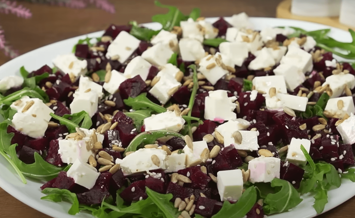 салат з буряка, сиру фета і руколи