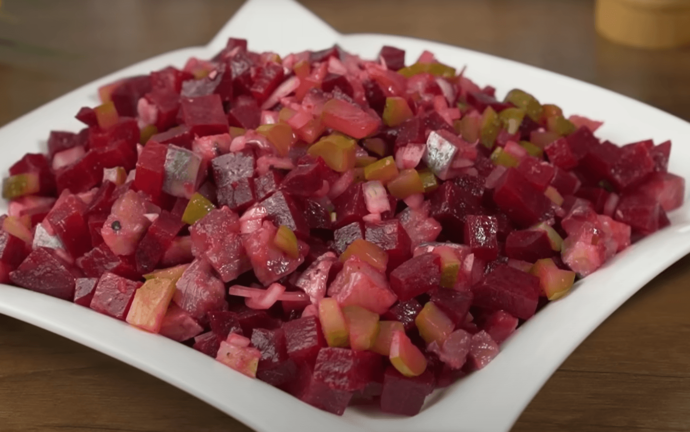 Салат із буряком, огірками та оселедцем