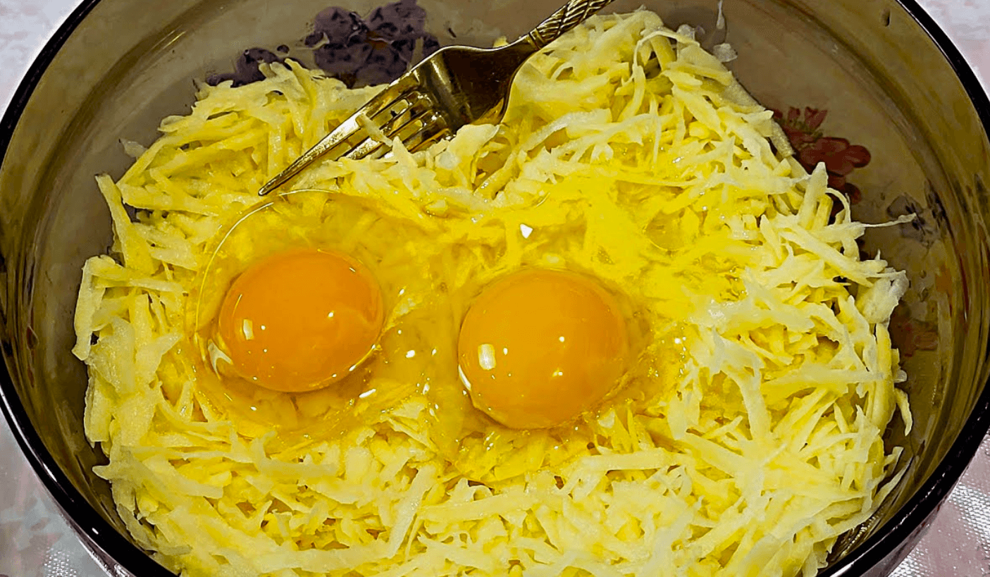 Просто натріть картоплю та додайте 2 яйця! Так смачно, що готую вже 2 раз за тиждень