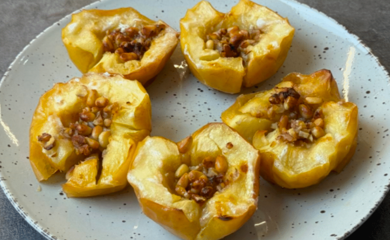 Цей рецепт запечених яблук настільки смачний і простий, що можна готувати хоч щодня. З чим не варто запікати яблука?