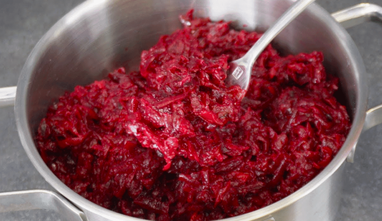 Просто обожнюю такі буряки! Готую каструлю, ставлю в холодильник! І салат, і гарнір, і на хліб