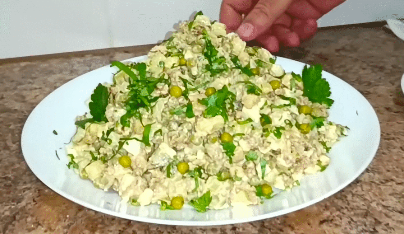 Такий салат з'їдять за хвилину! Має бути на всіх столах на Михайла, на Миколая, на Романа! Хіт 2026 на всі свята