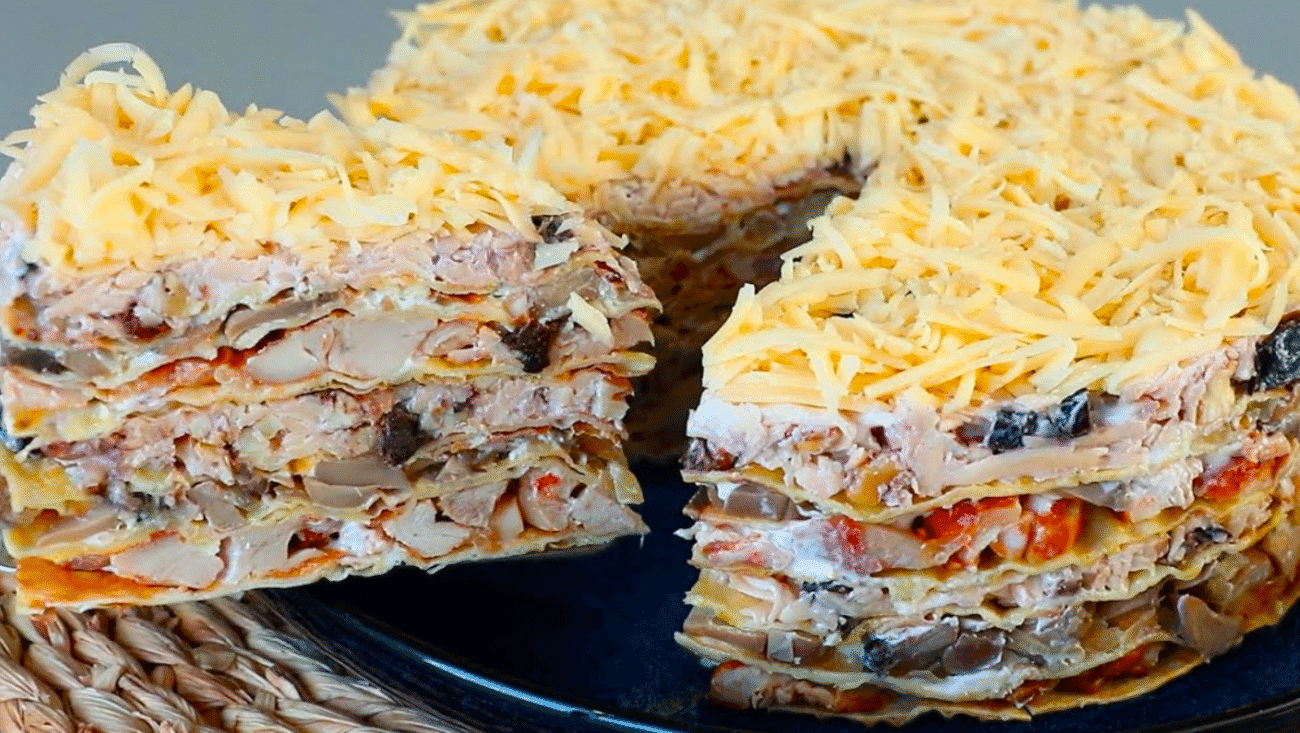 Новорічний шедевр з дешевих продуктів! Печінковий "ховається"! Соковитий, ніжний закусочний торт!