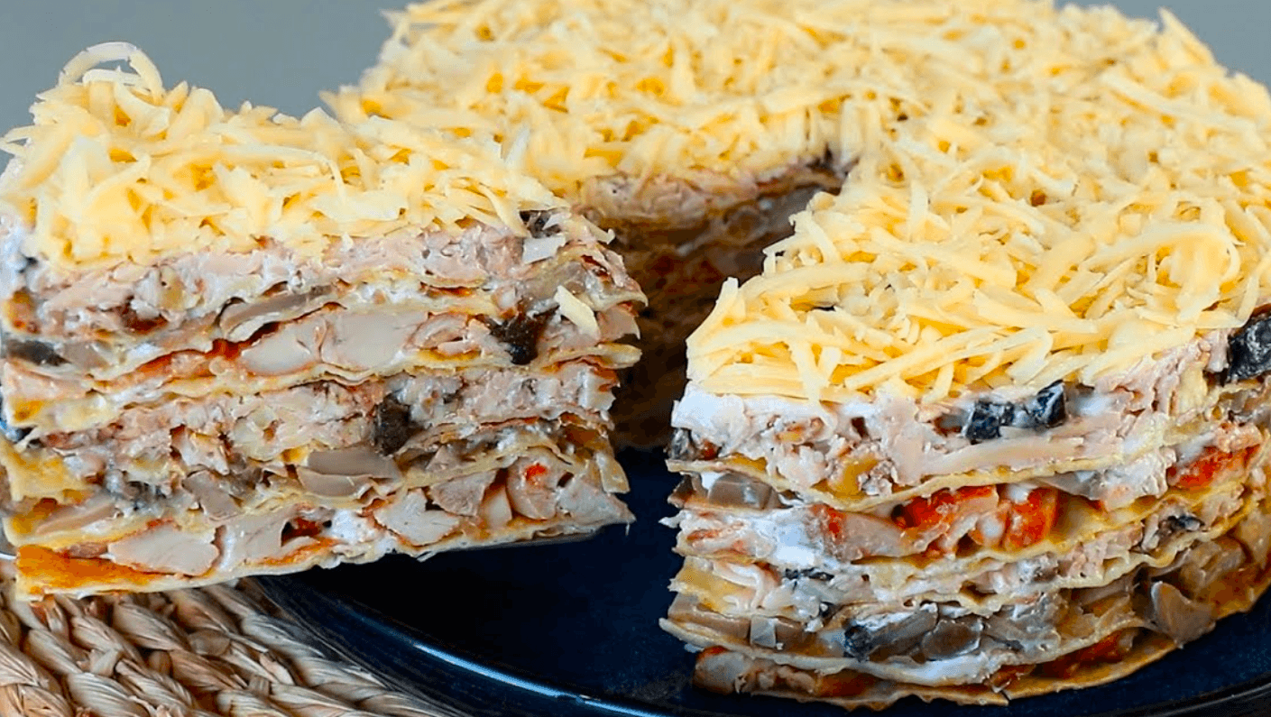 Новорічний шедевр з дешевих продуктів! Печінковий "ховається"! Соковитий, ніжний закусочний торт!