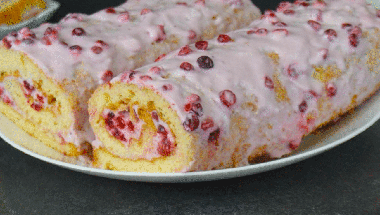 Ягідний бісквітний рулет за 5 хвилин: готую вже втретє - завжди вдається!