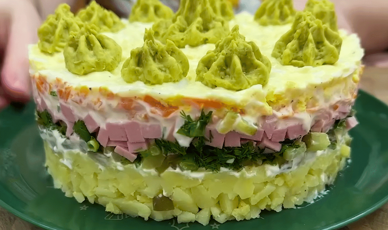 Новинка 2026: Олів'є-торт у кільці - 7 шарів святкового смаку, який здивує всіх!