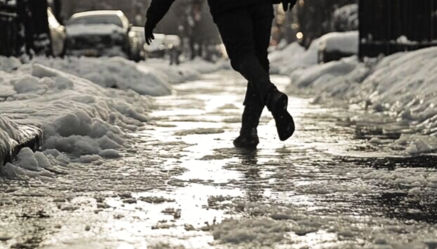 Ожеледиця атакує: 5 помилок, які роблять люди взимку і як захиститися