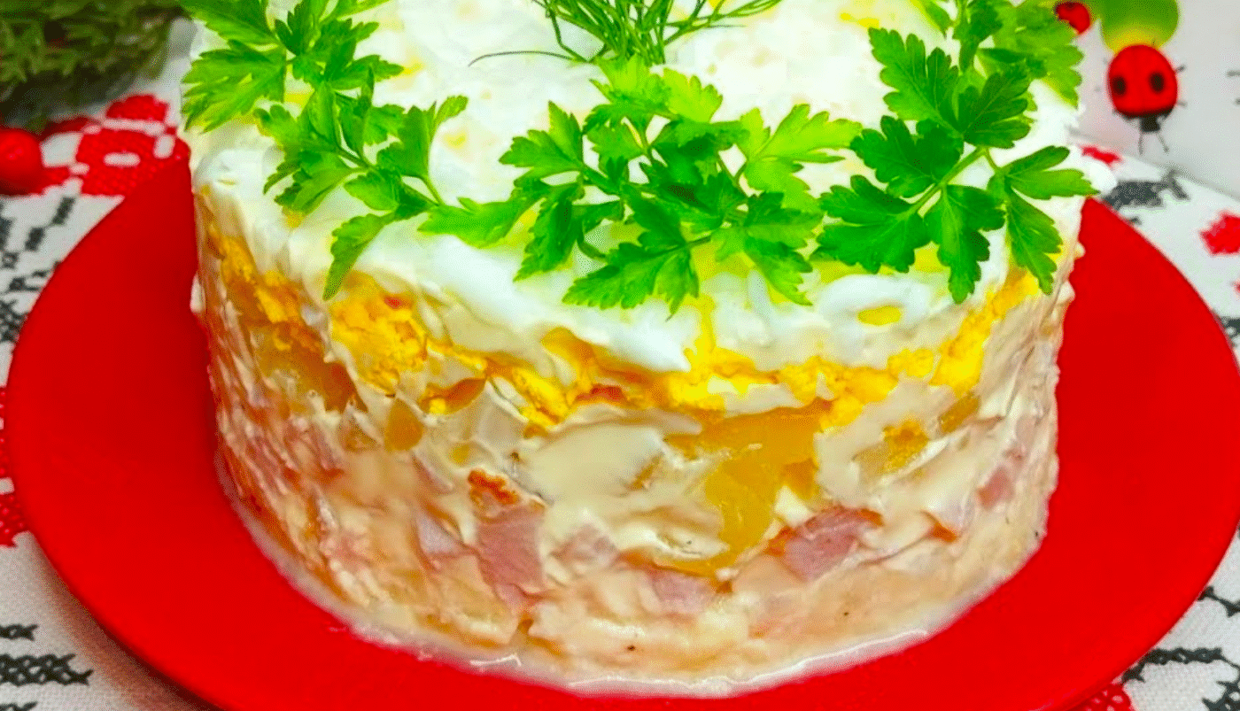 Всім відомий салат "Мулен-Руж": класика, яка знову в моді! №1 в меню різдвяного списку