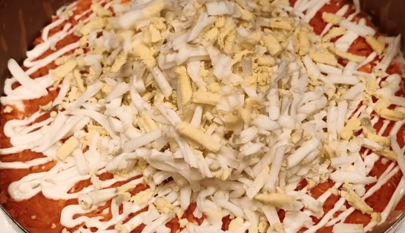 Яскравий шаровий салат із буряком, яйцями та сиром на святковому столі