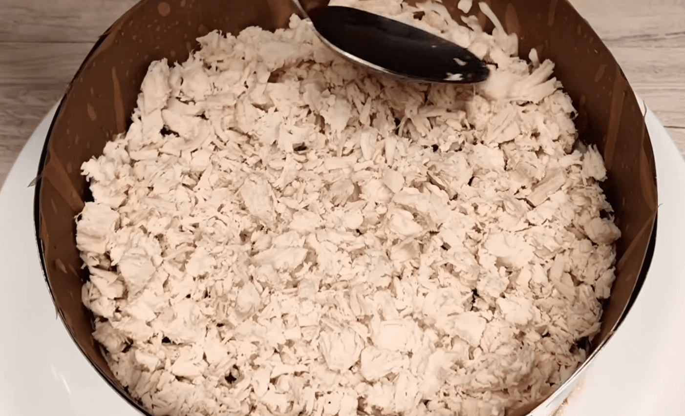 Яскравий шаровий салат із буряком, яйцями та сиром на святковому столі