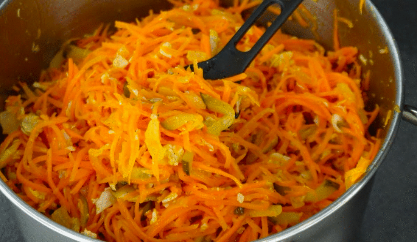 Просто обожнюю цей салат з моркви! Готую каструлю і ставлю в холодильник, чим довше стоїть, тим смачніше