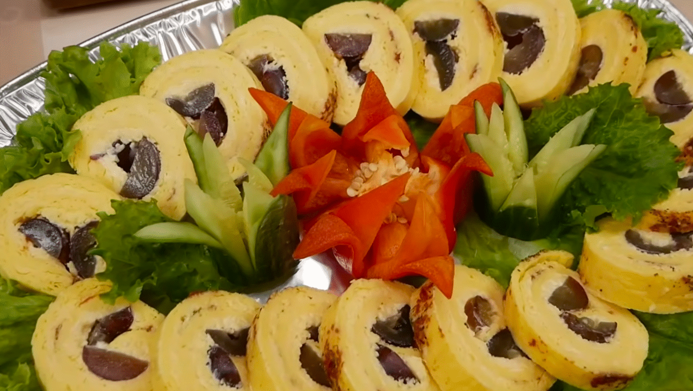 Сирний рулет на святковий стіл! Простий рецепт, а закуска просто розлітається першою