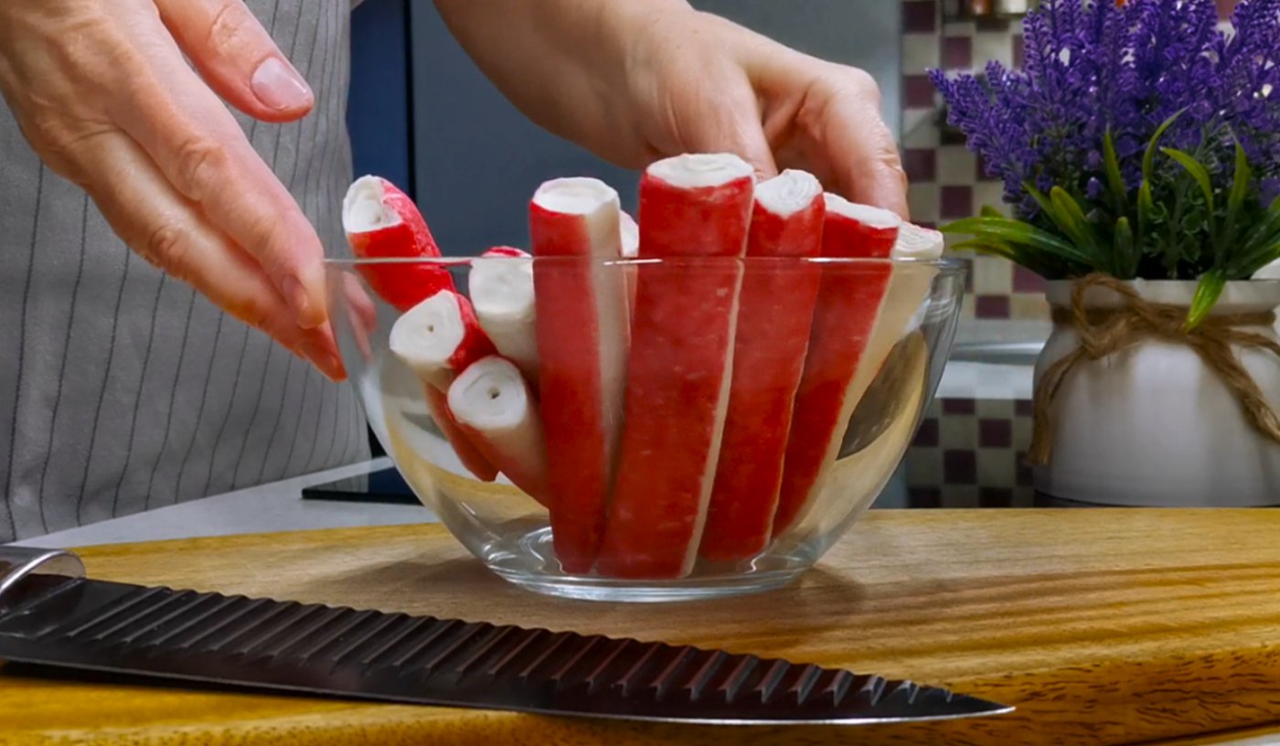 Салат, який вражає своїм складом та ніжним смаком! Новий рецепт з крабовими паличками на Новий рік