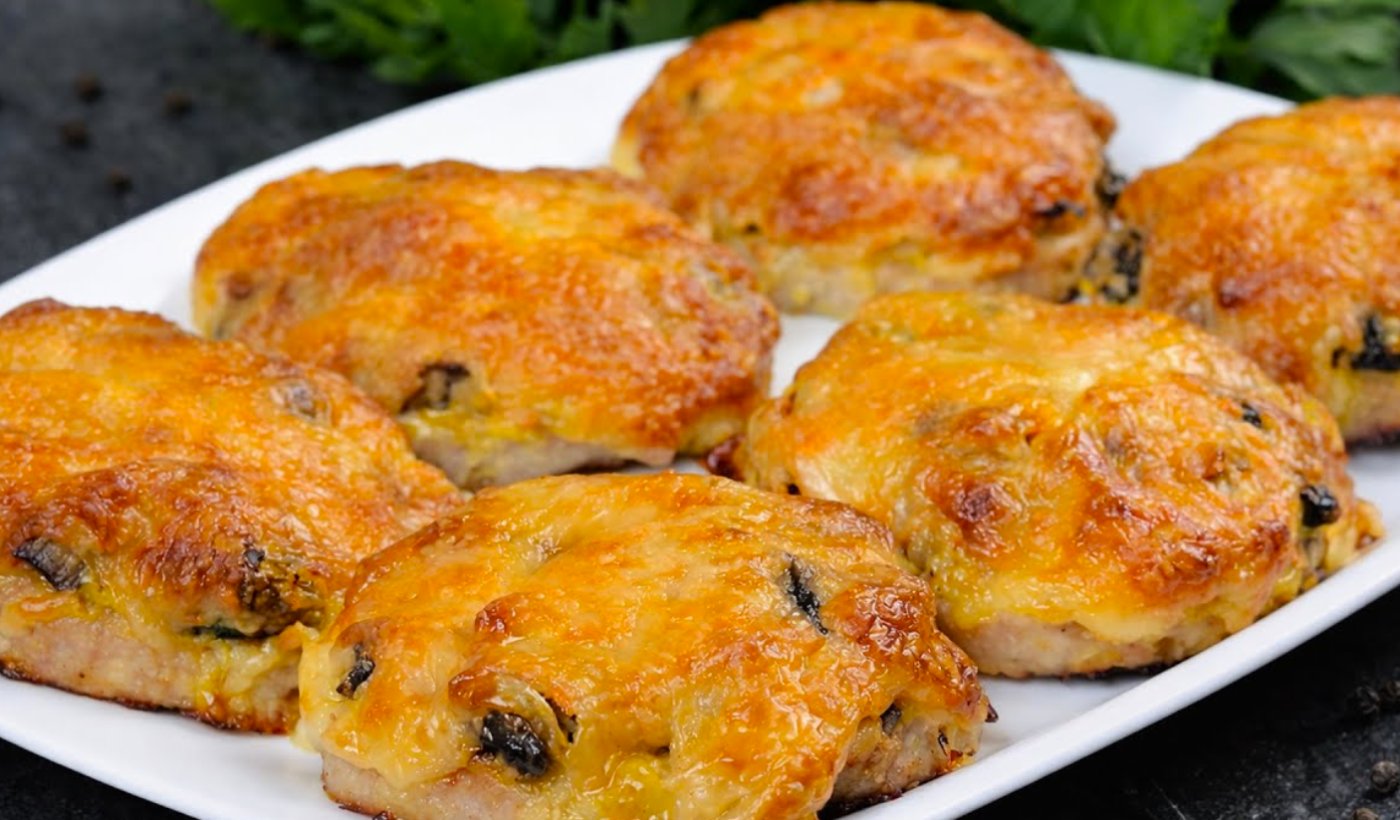 В гостях знайшла новий "Бомбезний" рецепт! Запечені м’ясні биточки з грибами під сирною скоринкою