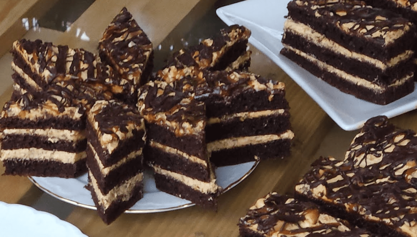 Торт "Снікерс": знайшла простий рецепт! Все змішала, в духовку, перемастила і можна їсти