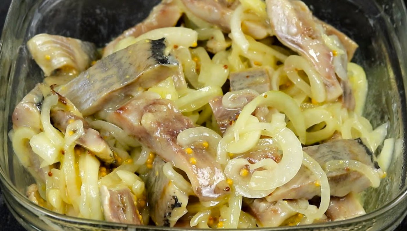 Як замаринувати оселедець? Ним закусують всі, крутіше за червону рибу