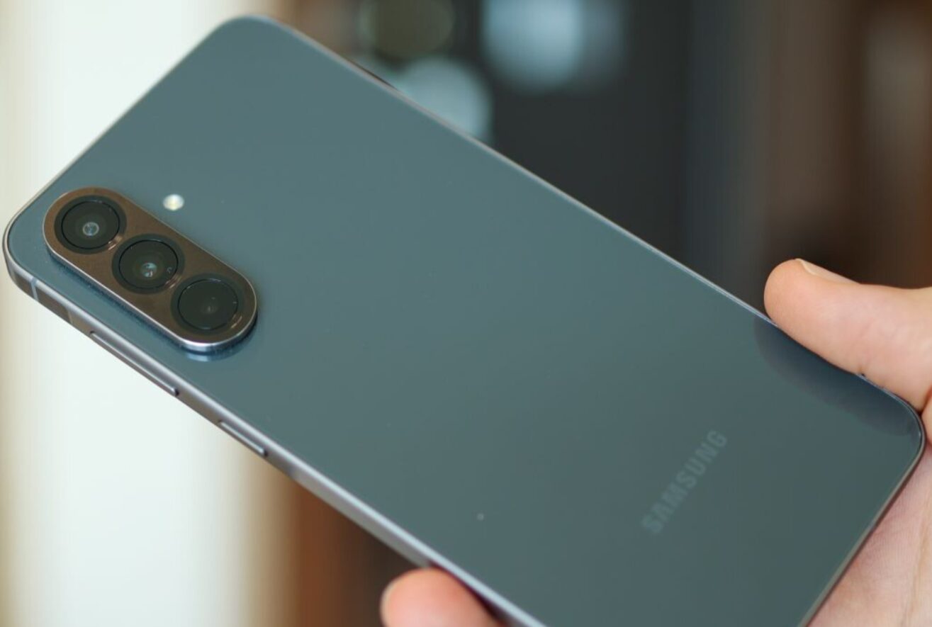 Смартфон Samsung Galaxy A57 у нових пастельних кольорах: вигляд спереду та ззаду