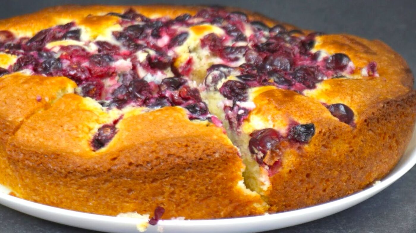 В хід ідуть морожені ягоди. Чоловік каже, що це найкращий пиріг до чаю! Печу цілу зиму і весну