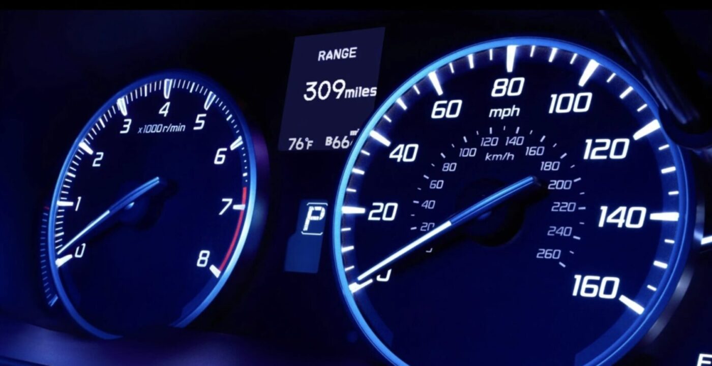 Стрілка спідометра на нулі та несправний датчик рівня палива на панелі приладів автомобіля