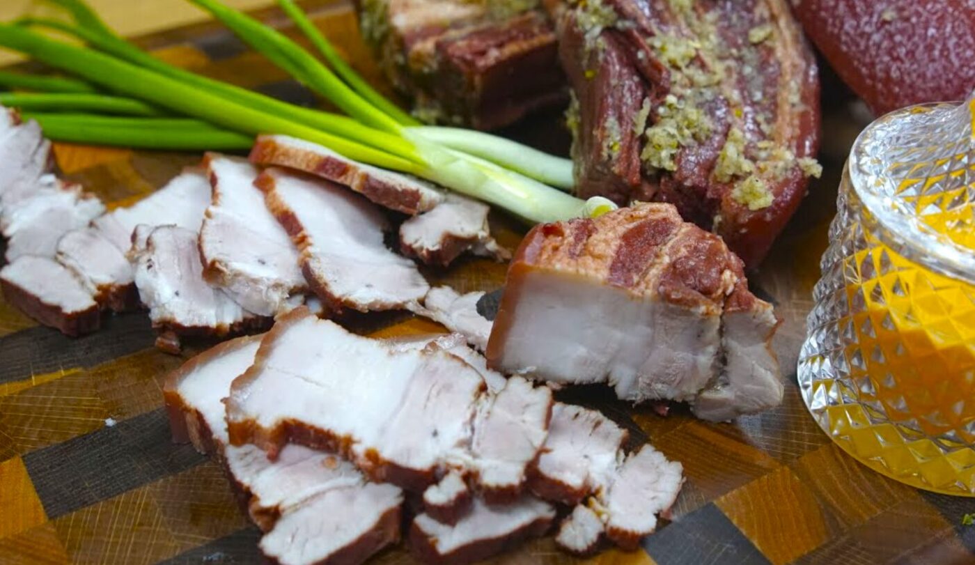 Сало в цибулинні — 1 простий домашній спосіб, перевірений роками! Як з бочки