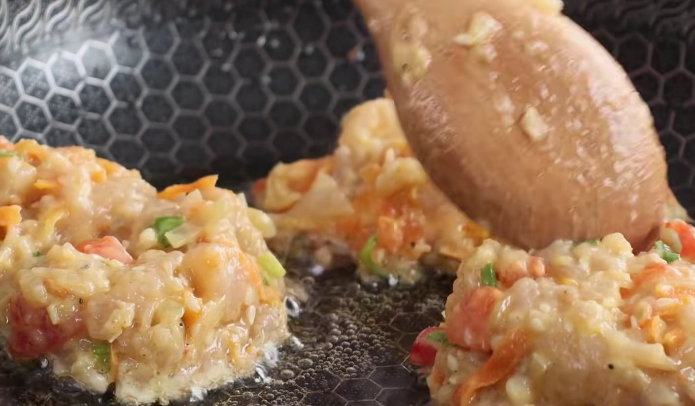 Соковиті курячі котлети з овочами та зеленню